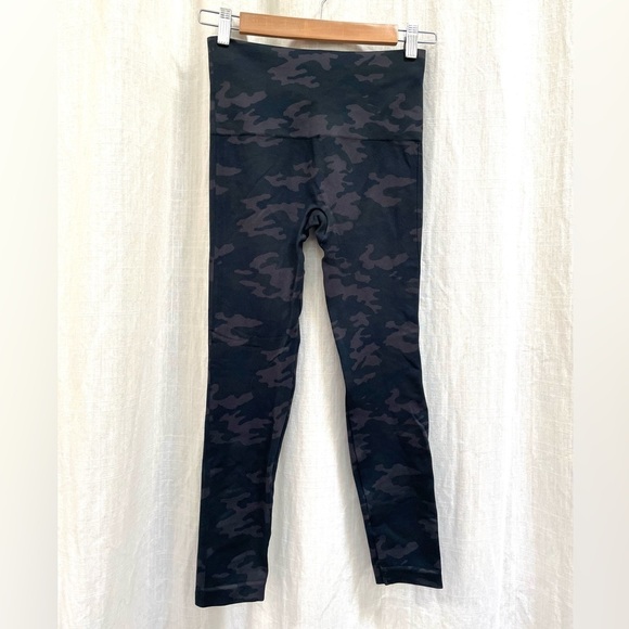 SPANX Seamless Leggings green camo size small - Picture 5 of 12